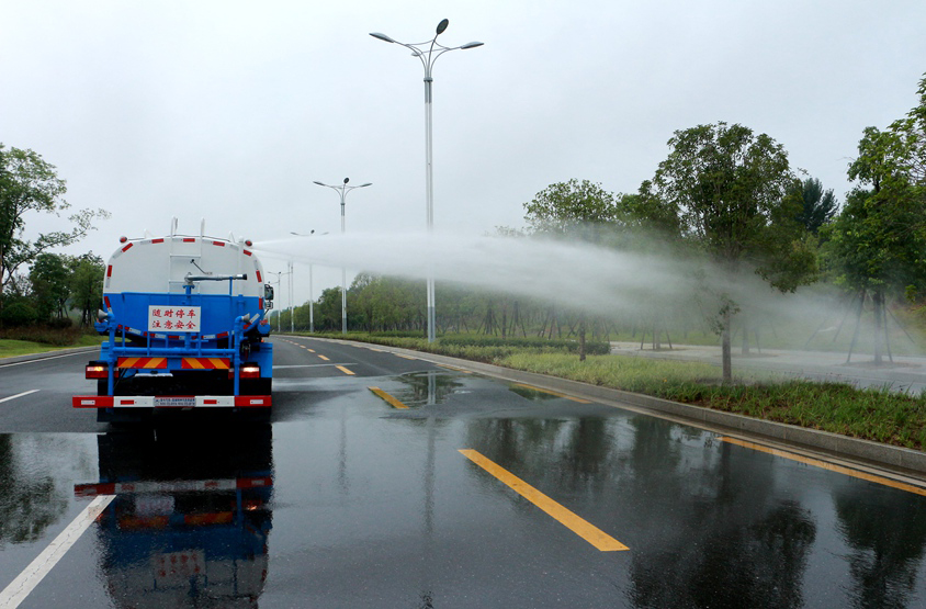 3立方電動垃圾車（掛桶）頂噴功能演示